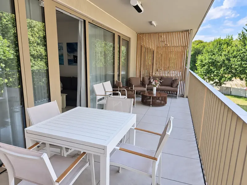 Balkon s jídelním stolem a výhledem do zeleně