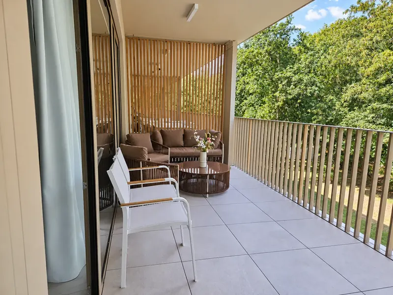 Zastřešené posezení na balkoně apartmánu