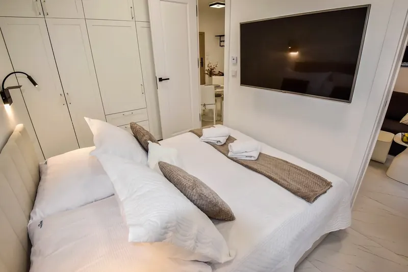Ložnice s manželskou postelí a televizí v apartmánu Greeneri Park D 2.7